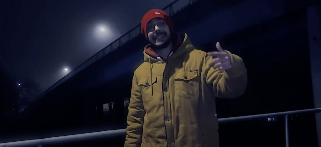 Neri Singer Neri by se chtěl rozloučit se svým starým já a hraje mu tu toho D Nut ...