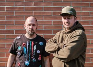 Práce mu cizí není. Filip Konvalinka dře v dalším pozdravu z desky s DJem Fattem jako kůň